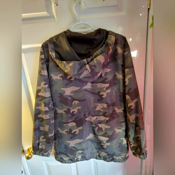 Women's Guess Camouflage Print Jacket. PRICE FIRM - Picture 4 of 8